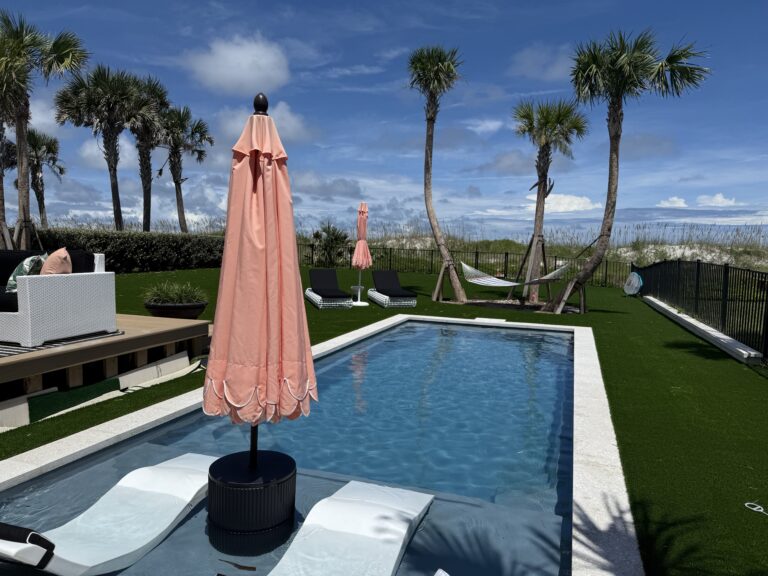 Fiberglass pool in Atlantic Beach, Jacksonville Florida with a beautiful sunshelf and artificial turf
